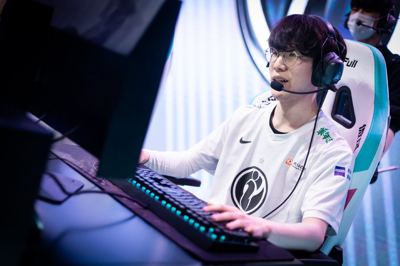 Leyu-RNG引发争议！，TheShy官方宣布锐不可当新规赢得满堂喝彩-Leyu